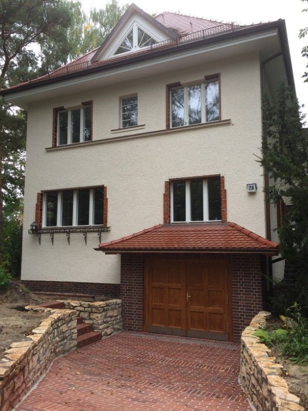 Einfamilienhaus mit Mischung aus Fassade und Klinkersteinen um den Fenstern und im Eingangsbereich.