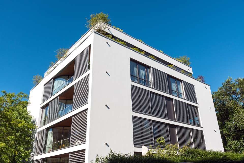 Wohnhaus mit hellen Wänden