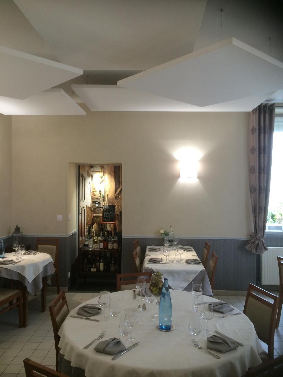 Plafond suspendu phonique dans un restaurant