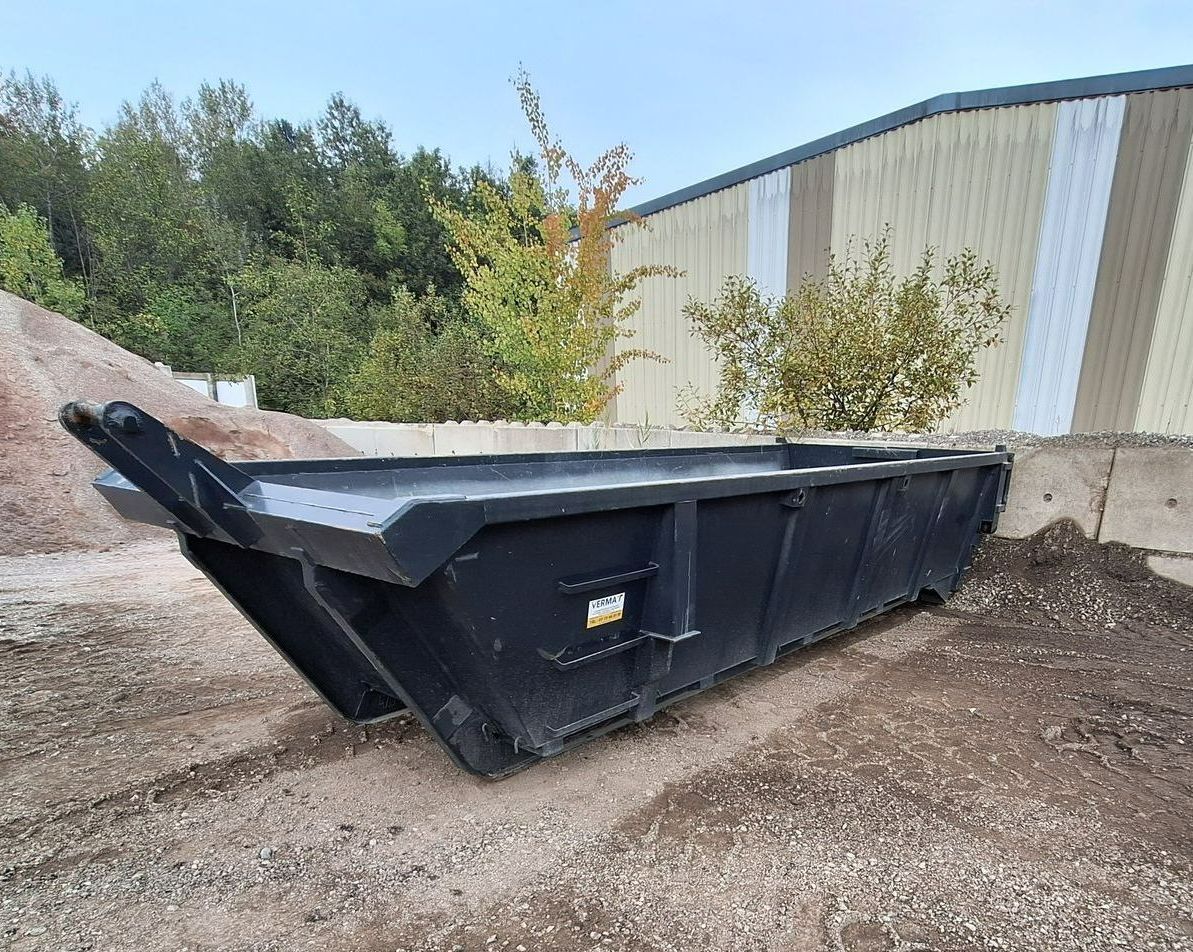 Une benne noire posée au sol