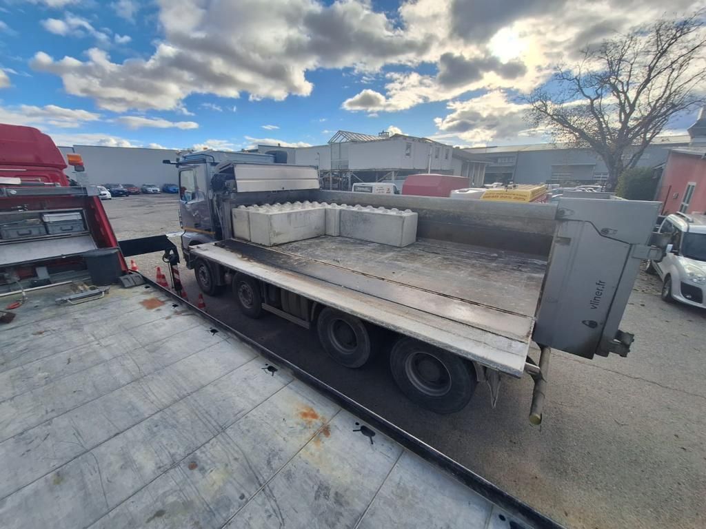 Des blocs de béton sur un camion