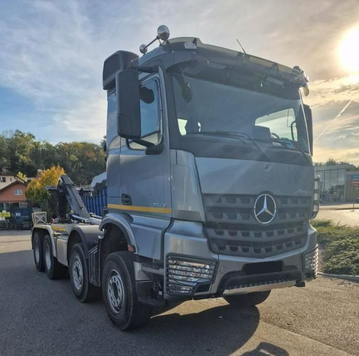 Un camion gris sans remorque