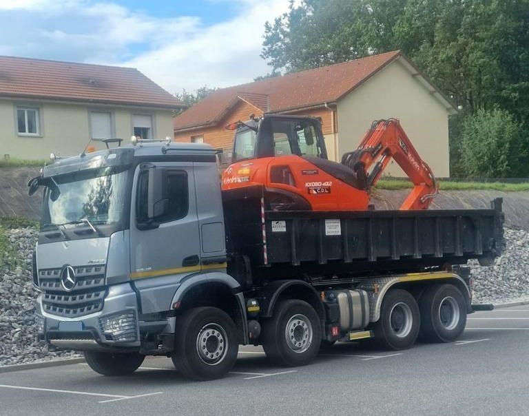 Un engin orange sur un camion