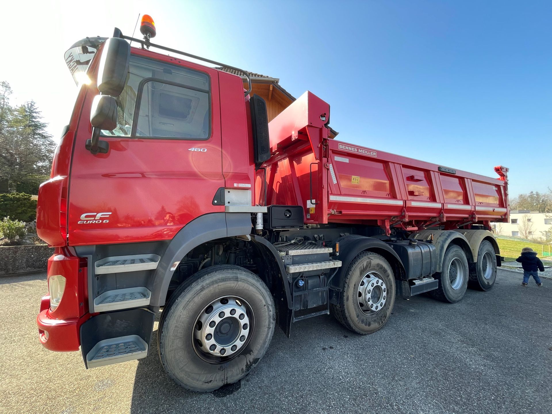 Un camion rouge et un ciel bleu