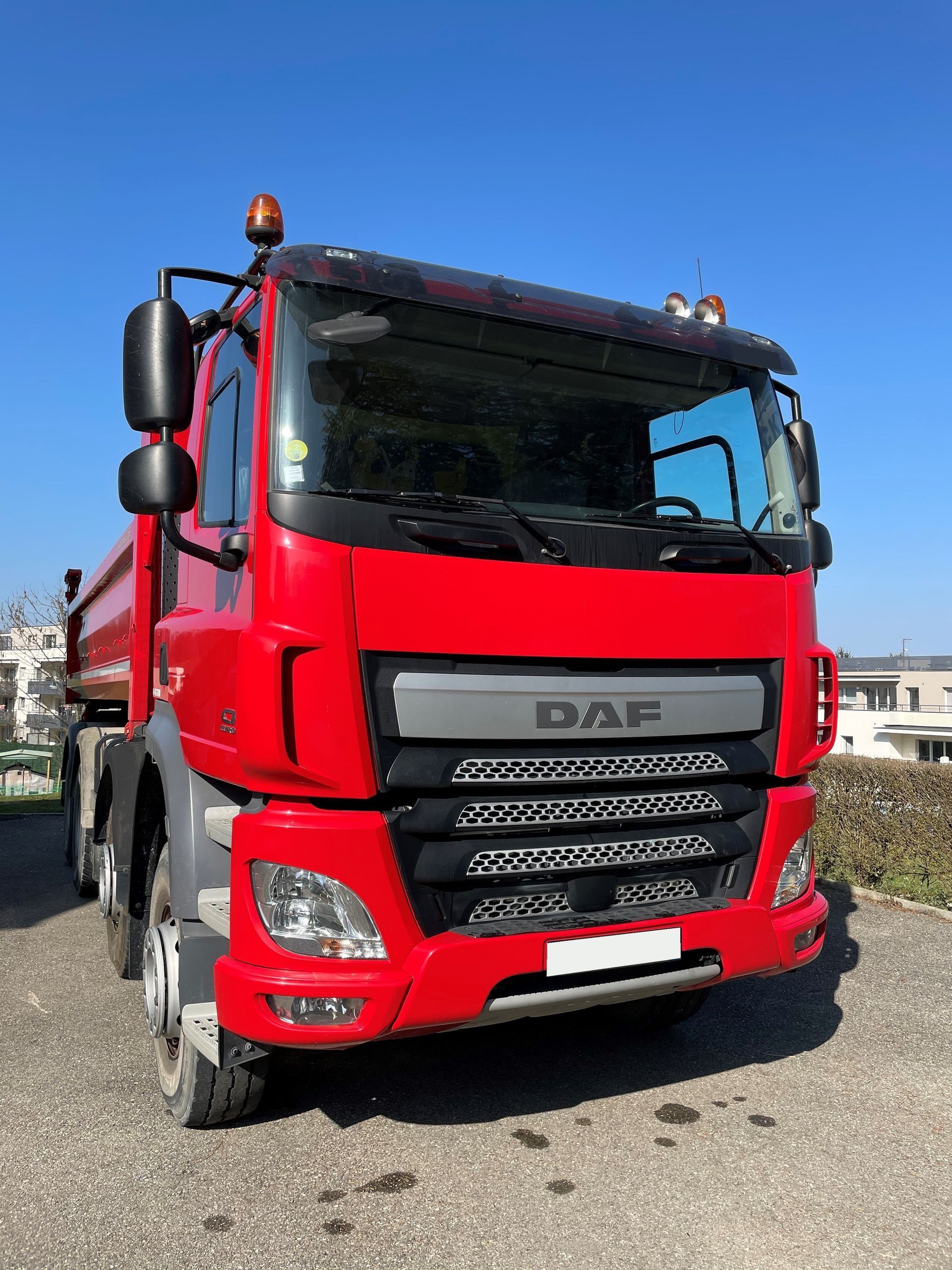 Un camion rouge de face