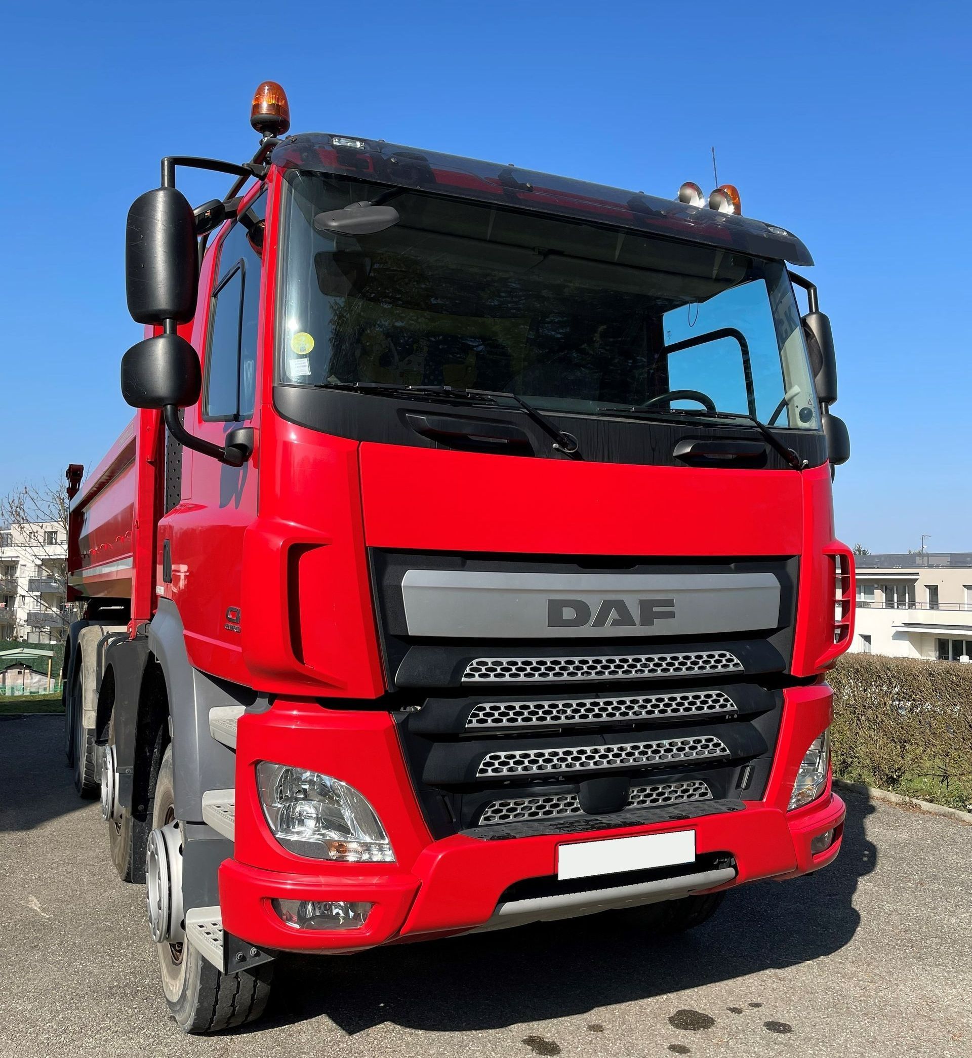 Un camion rouge de face de la marque DAF