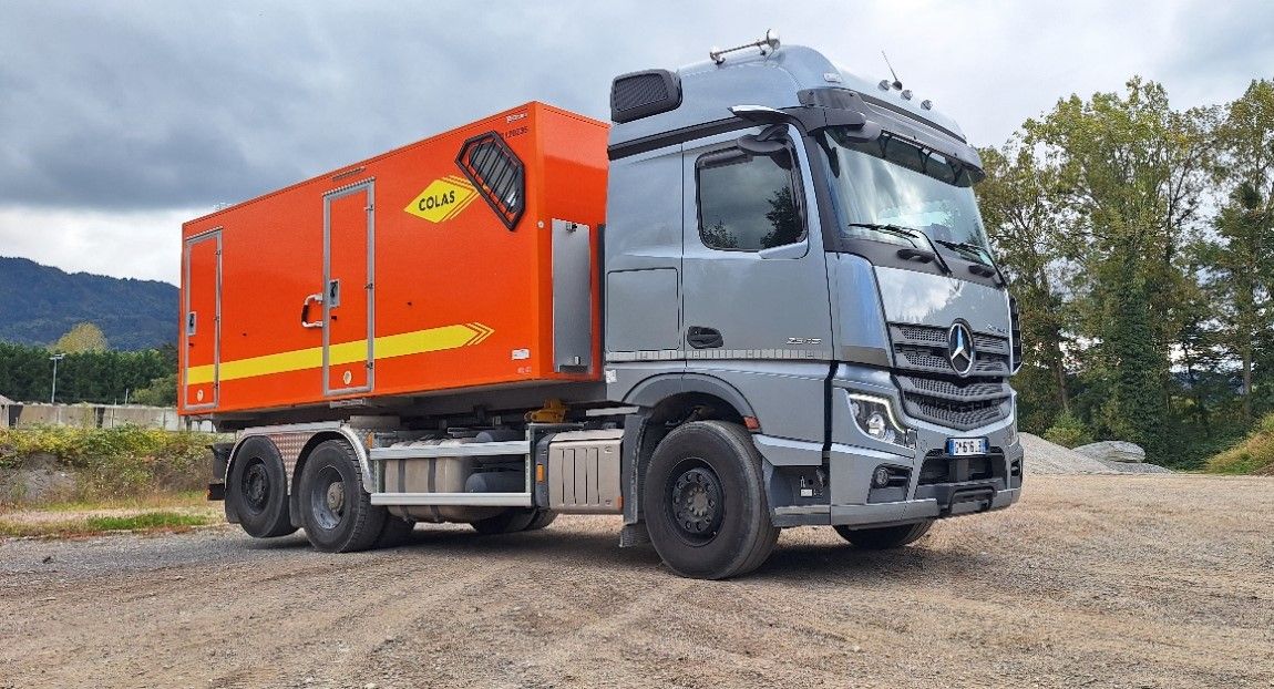 Un camion avec une remorque orange