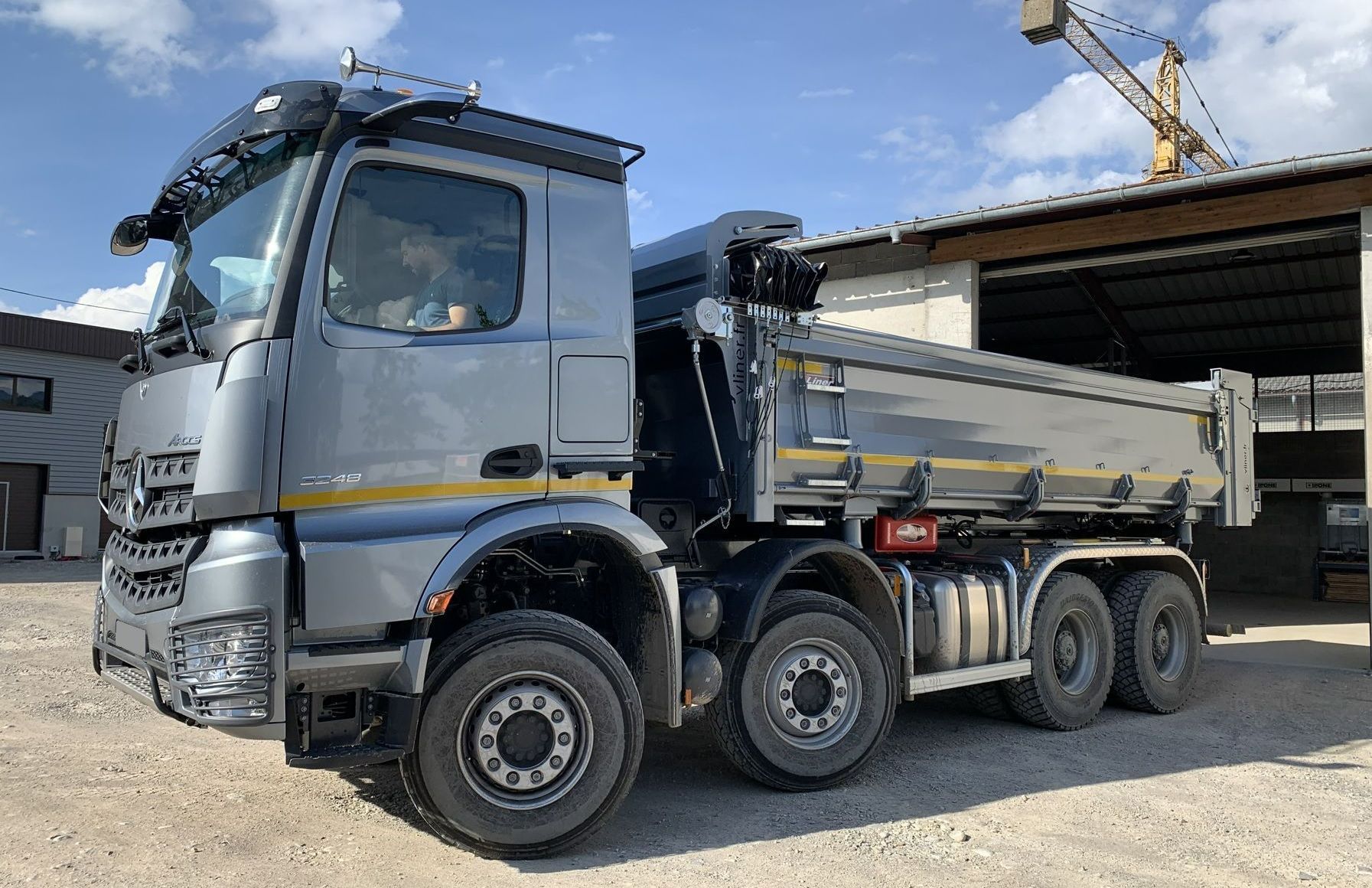 Un camion gris