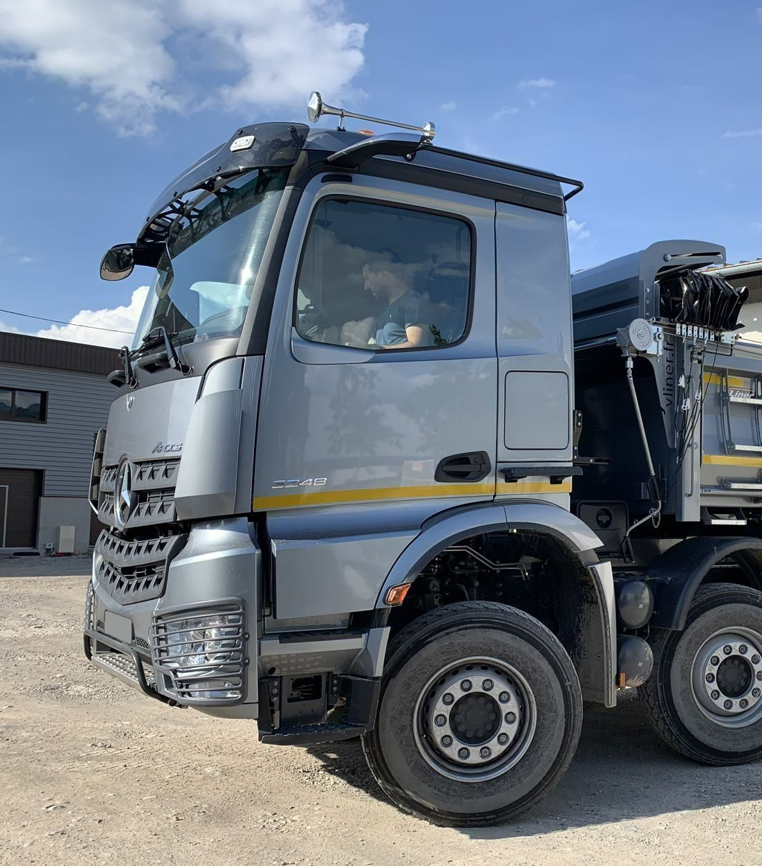 Un camion avec un chauffeur