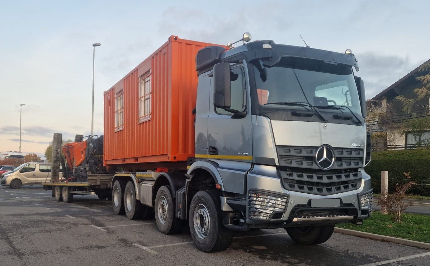Un camion avec un conteneur orange