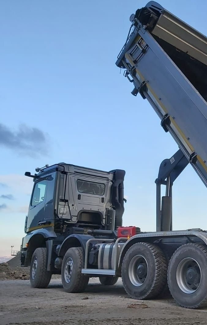 Un camion décharge des marchandises