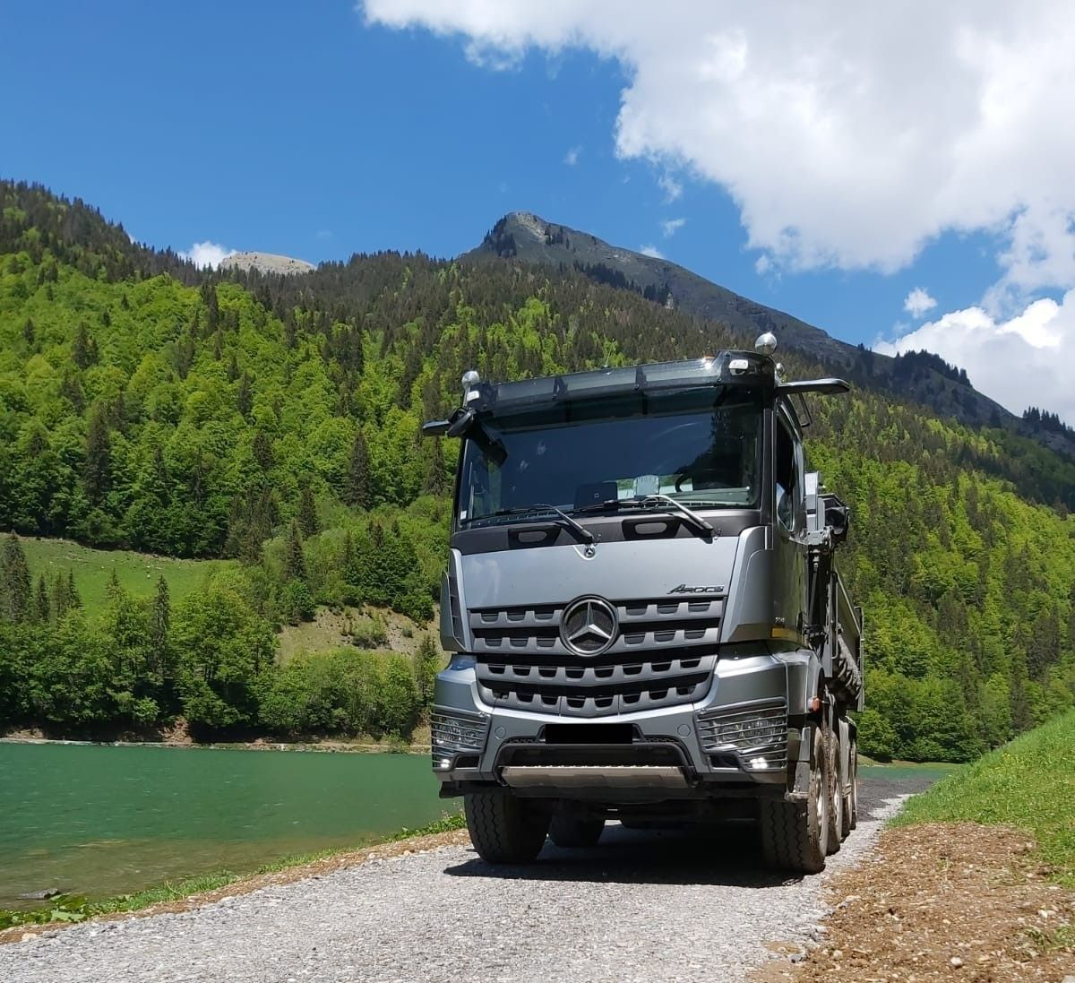 Un camion gris sur une petite route
