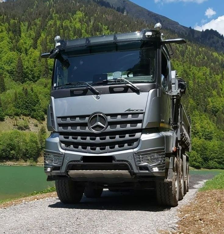 Un camion noir et la montagne