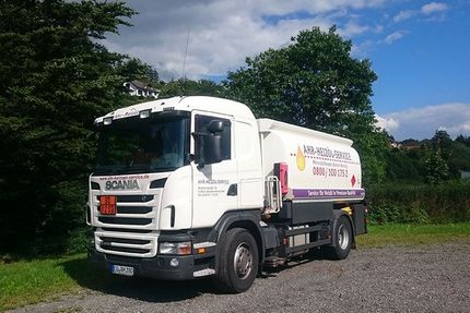 Ein weißer Scania-Truck ist auf einer Rasenfläche geparkt