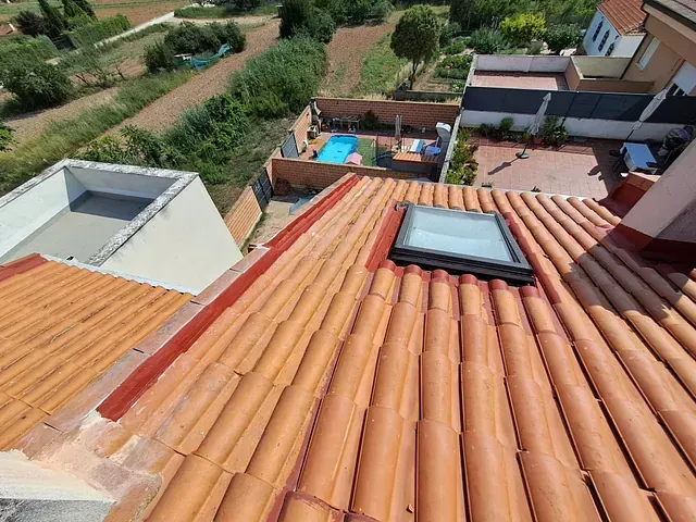 Una vista aérea de un techo con tragaluz.
