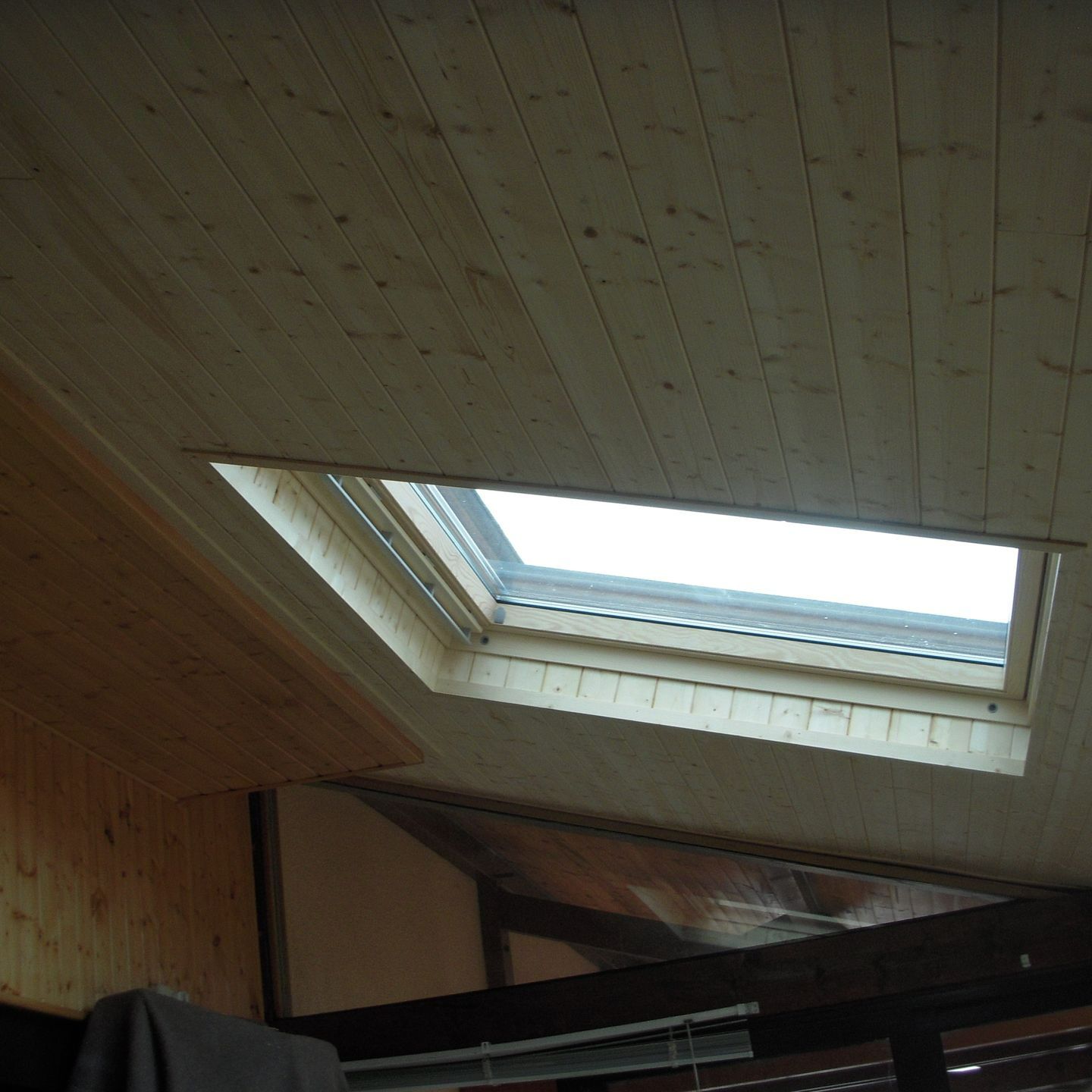 Fenêtre de toit avec habillage en lambris