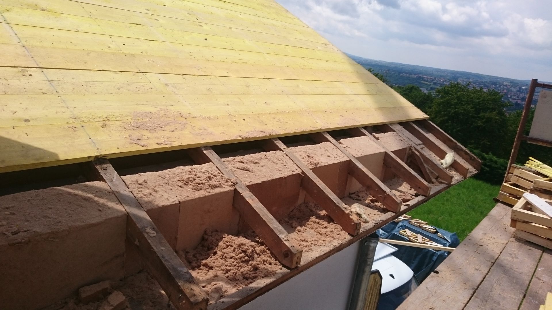 Isolation d'un toit avec la méthode sarking ou voligeage