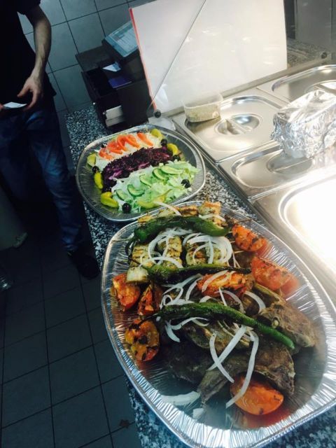 zwei Platten mit gegrilltem Fleisch und Gemüse und Salat