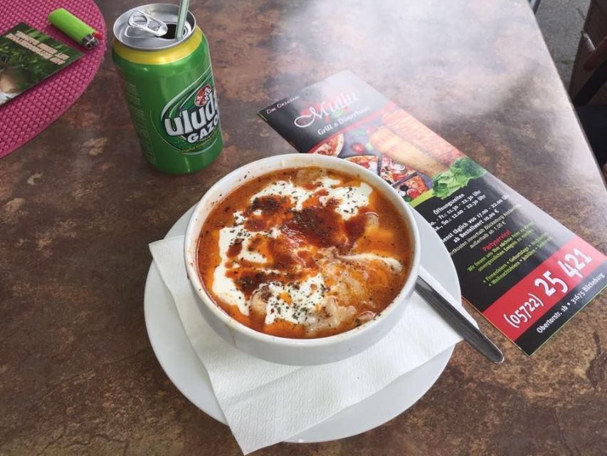 Schale mit Suppe und Getränkedose