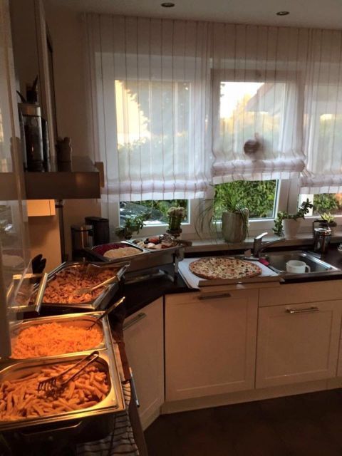 Küchenbereich mit Büffet mit verschiedenen Speisen