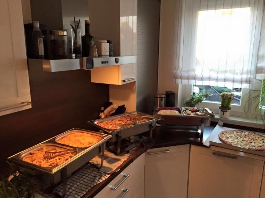 Küchenbereich mit Büffet mit verschiedenen Speisen1