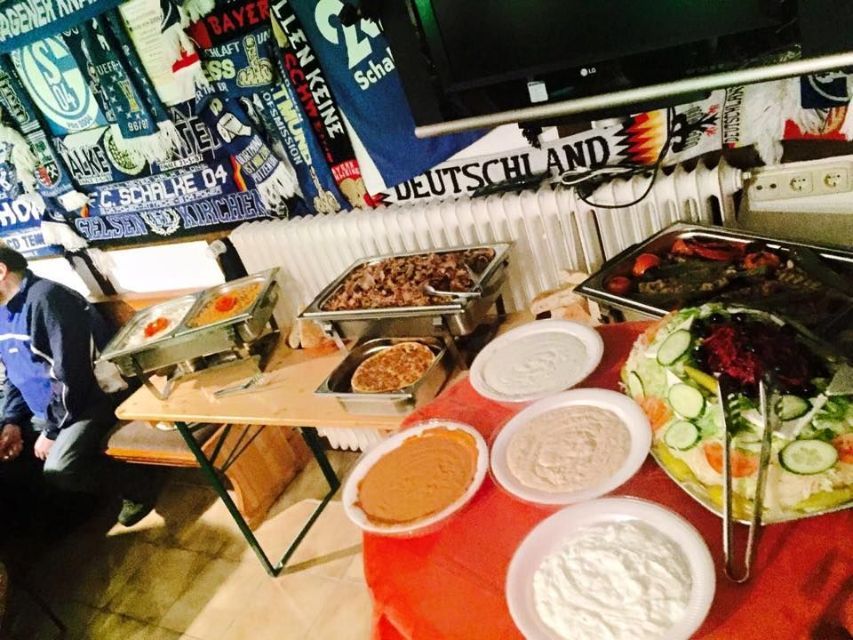 Küchenbereich mit Büffet mit verschiedenen Speisen2