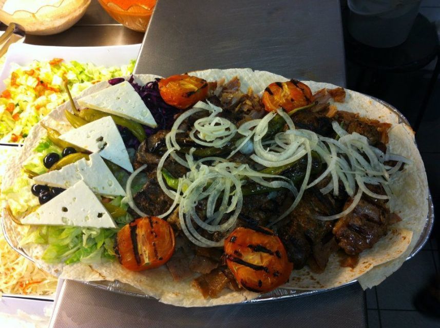 Küchenbereich mit Büffet mit verschiedenen Speisen2