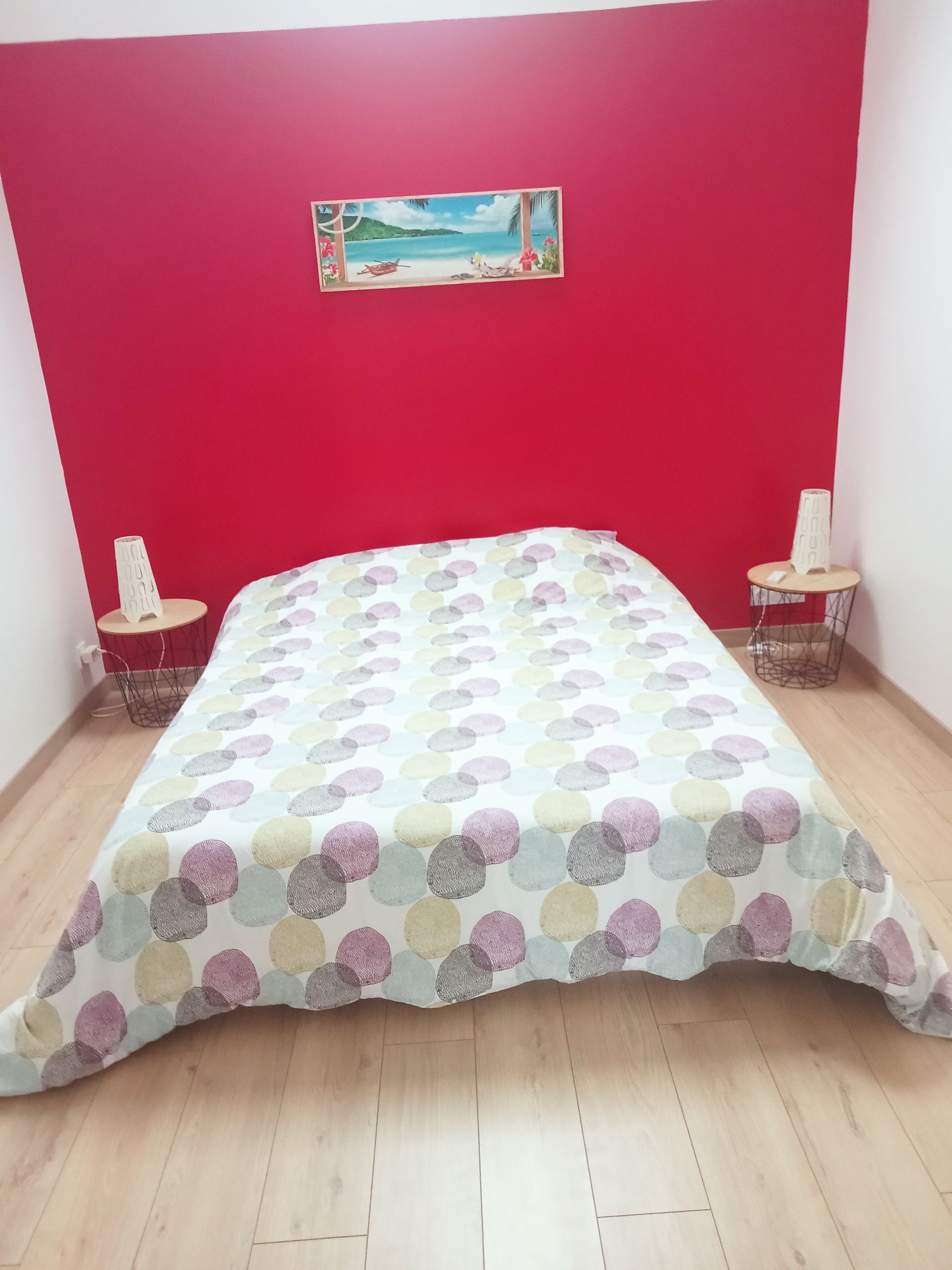 Chambre du gîte avec mur rose