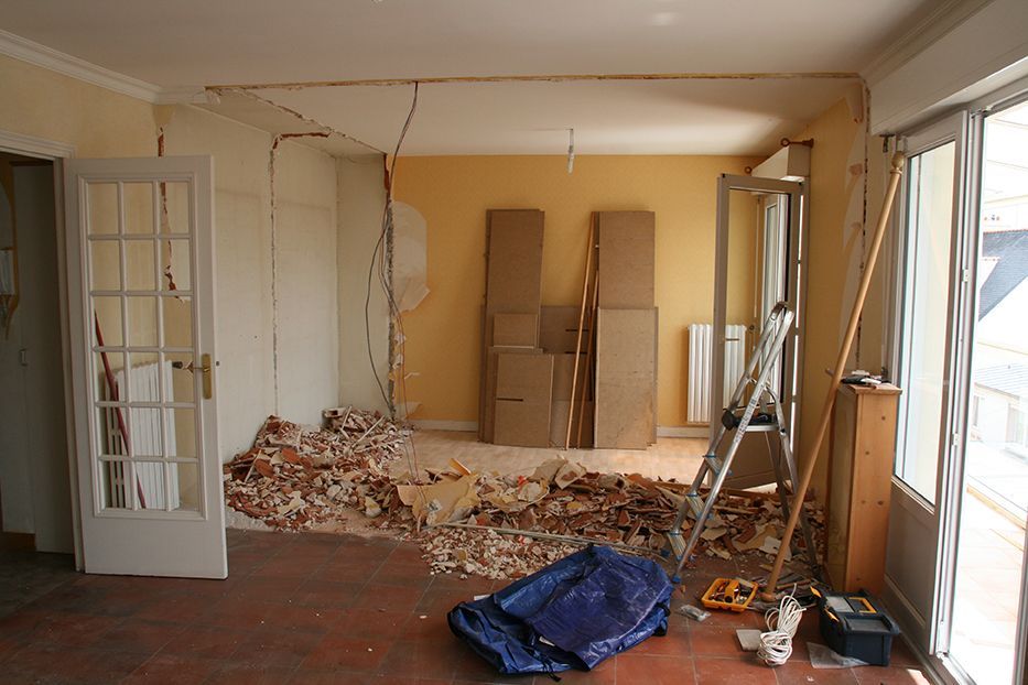 Gravats au sol d'une maison après démolition d'une cloison