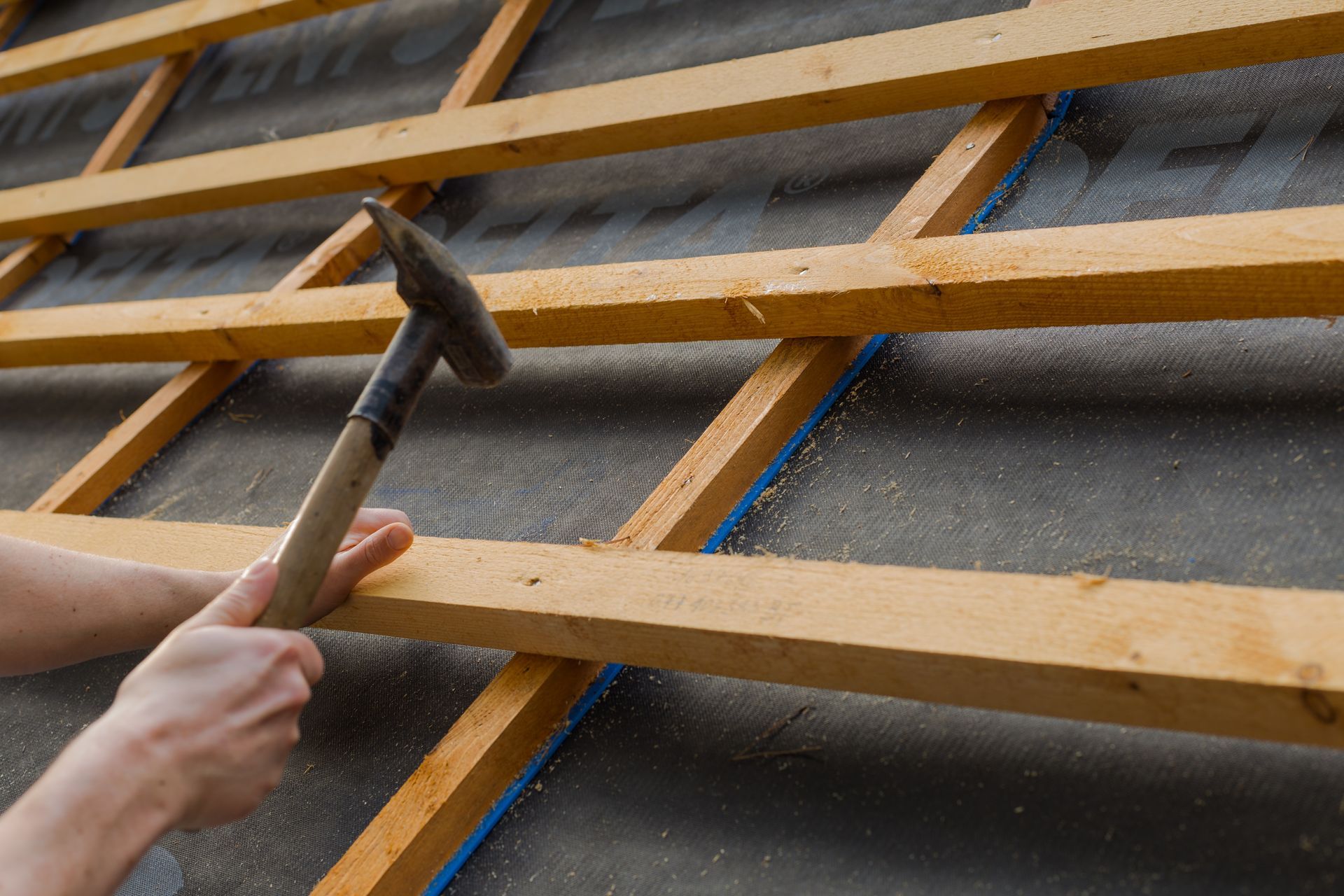 Porfessionnel fixant des liteaux