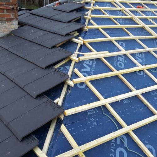 Pose de tuiles sur une toiture neuve