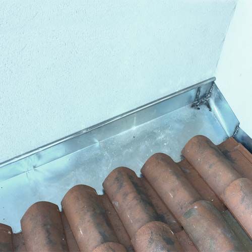 Gouttière dans l'angle d'une toiture en tuiles