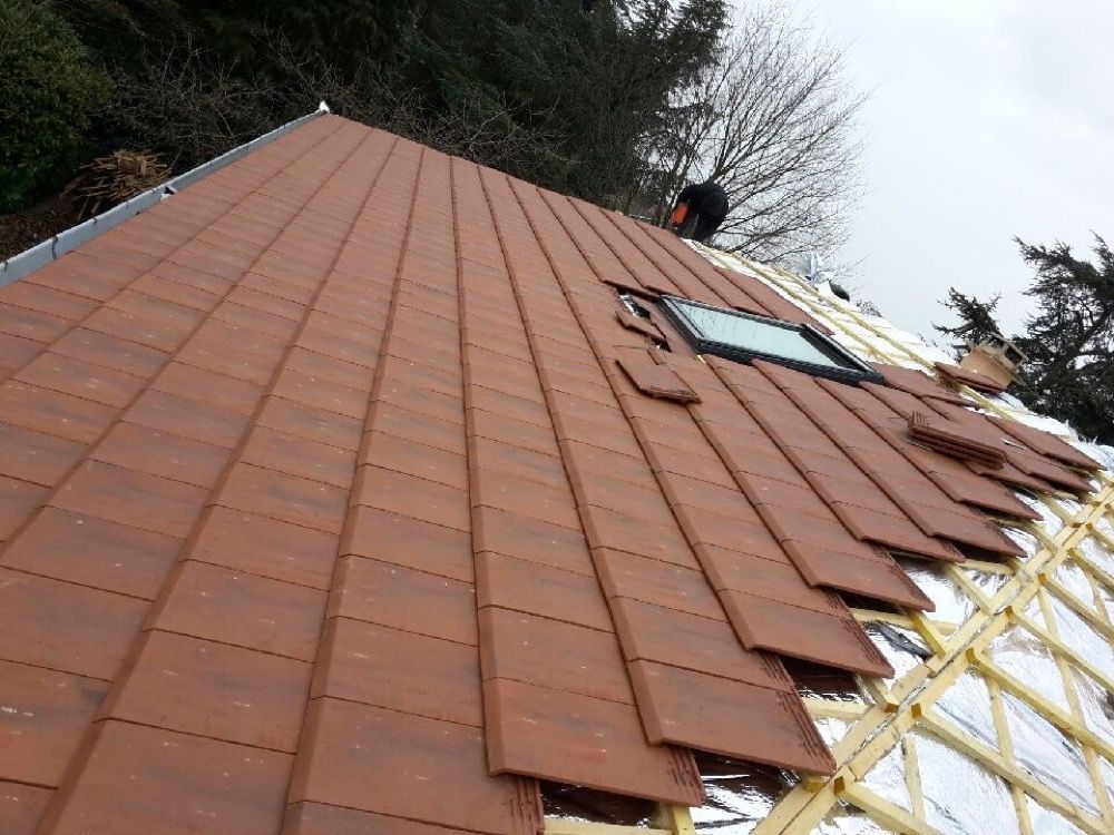Toiture en cours de recouvrement avec des tuiles