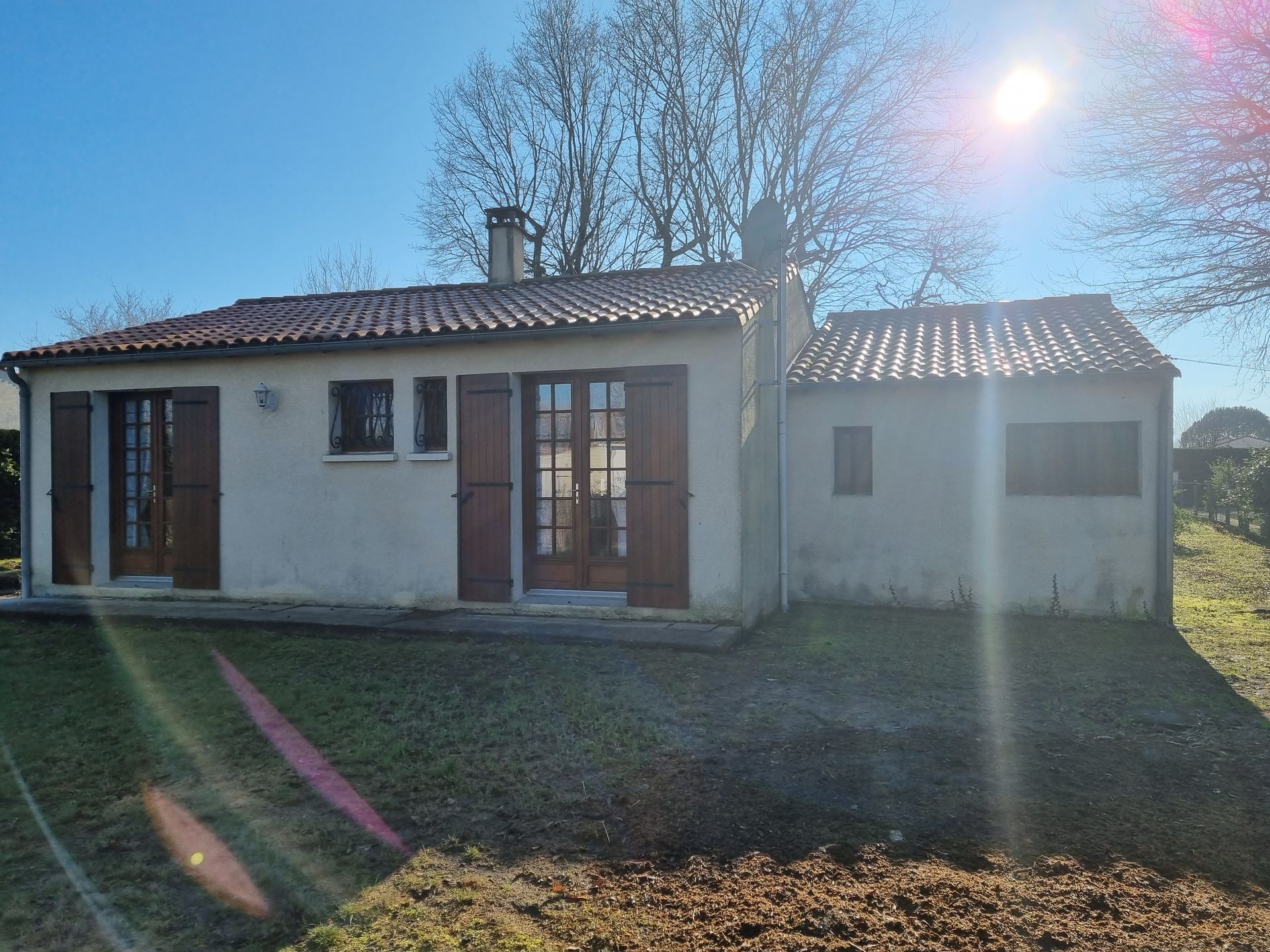 Arrière d'une maison avec des menuiseries en bois