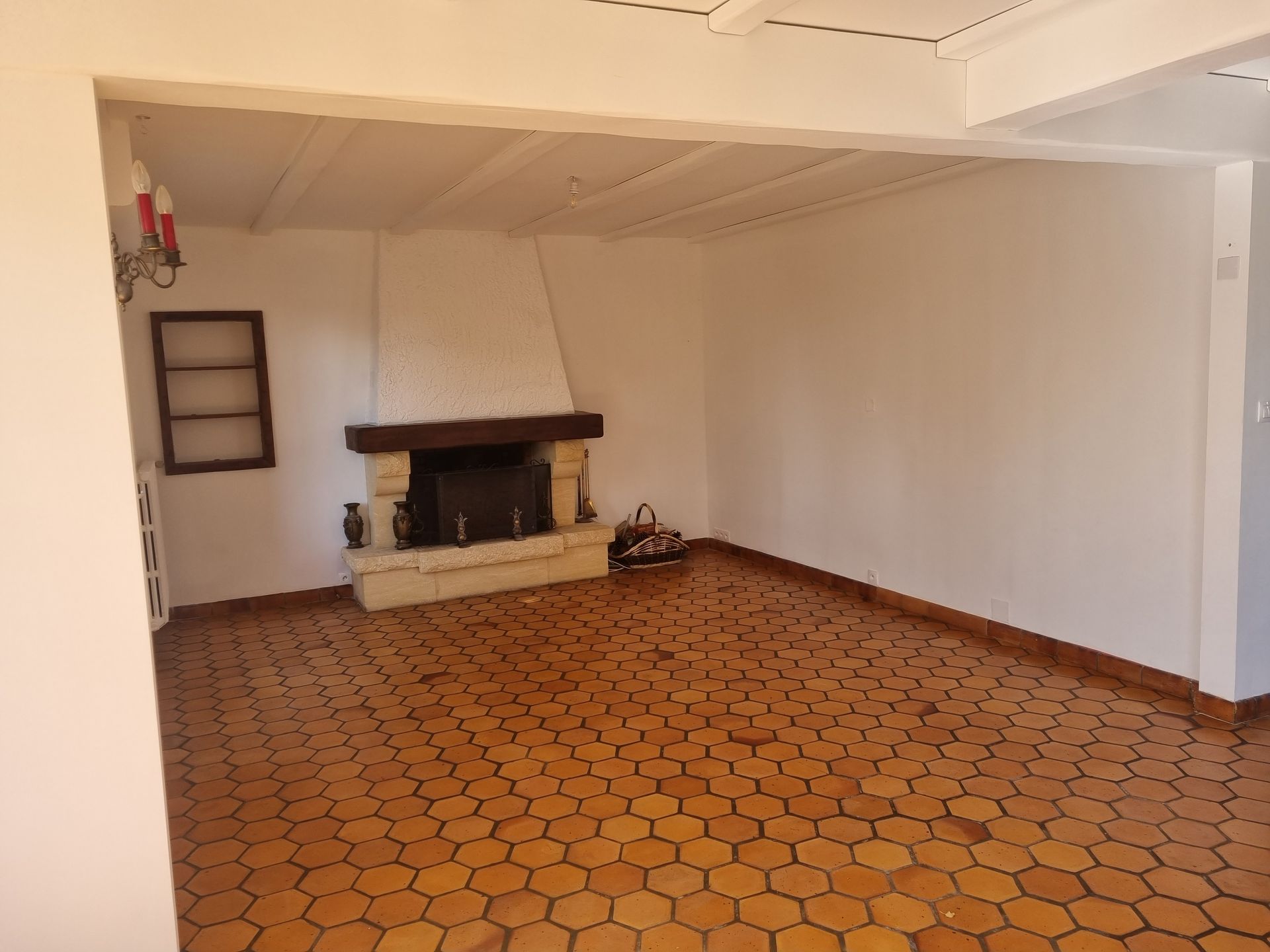 Une pièce avec une grande cheminée