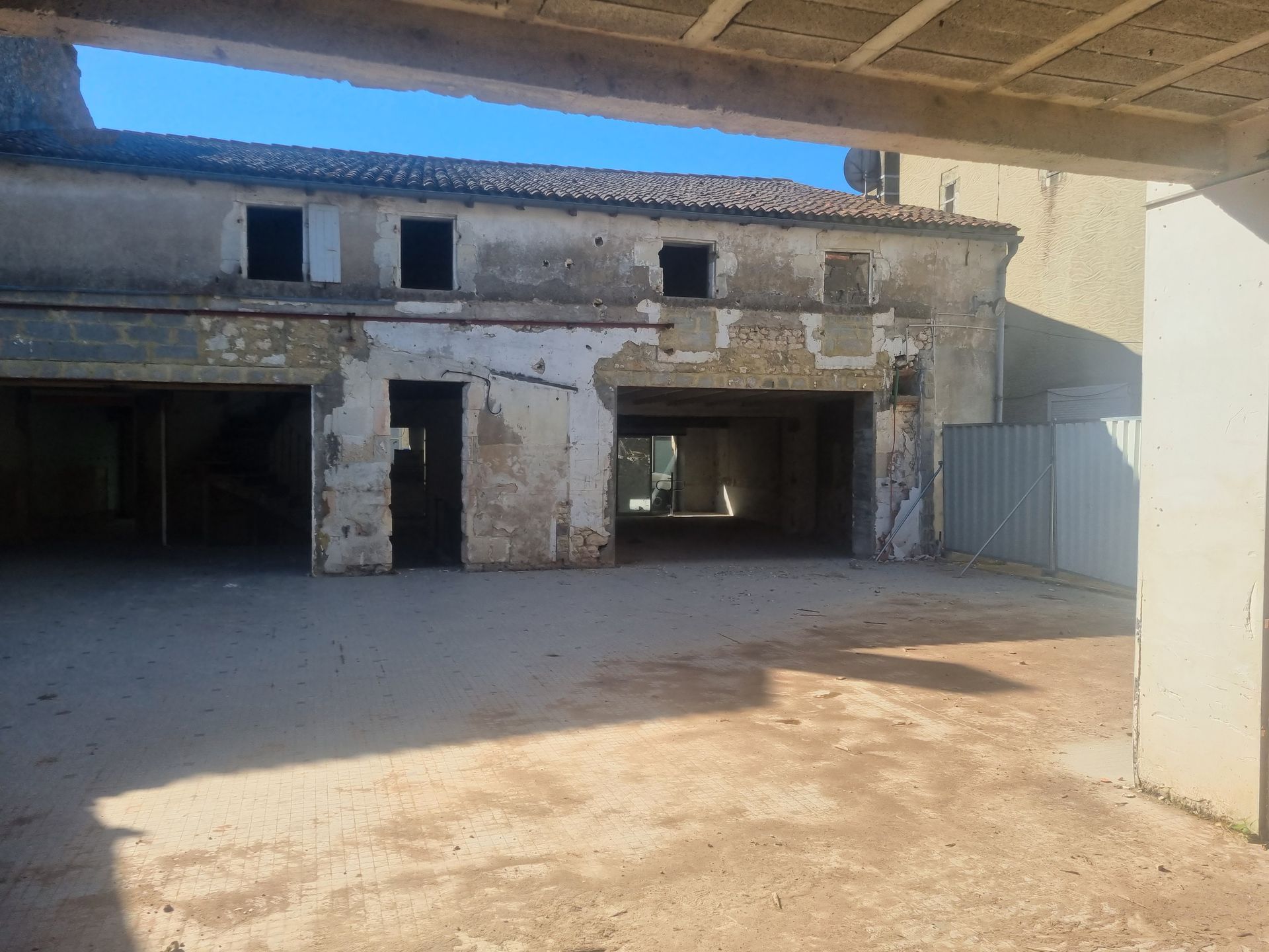 Façade et cour d'un vieux bâtiment