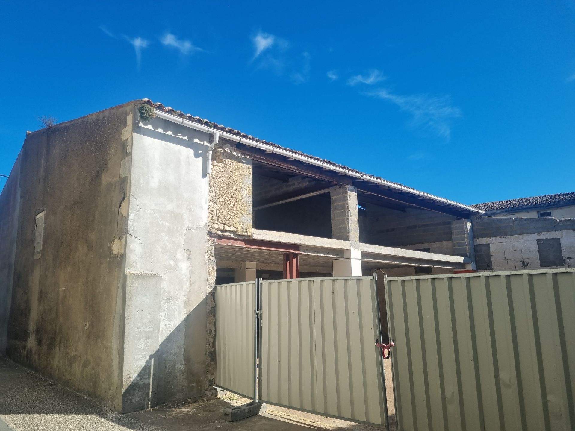 Entrée du bâtiment avec des barrières en tôle