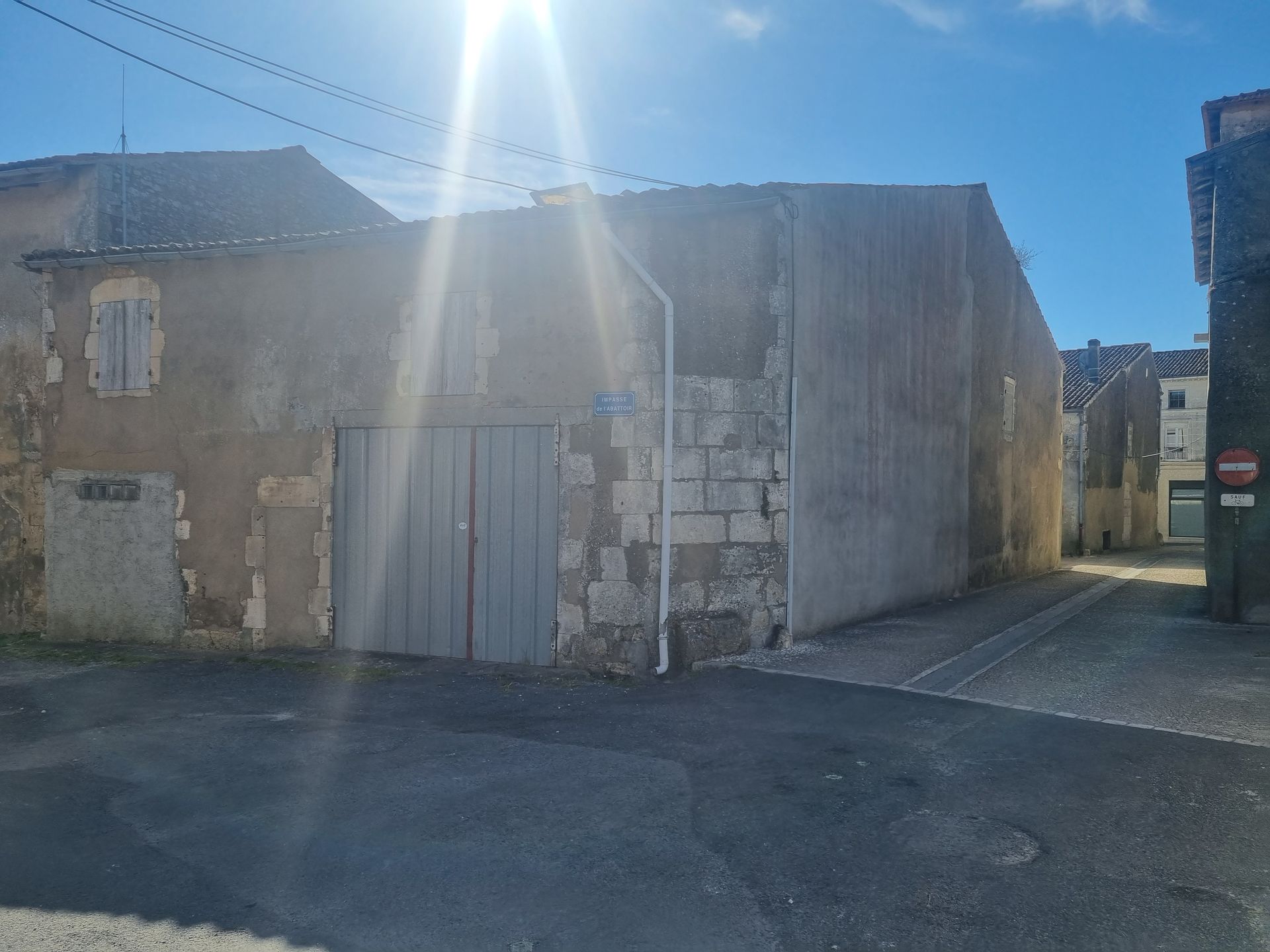 Une ancienne porte de garage métallique