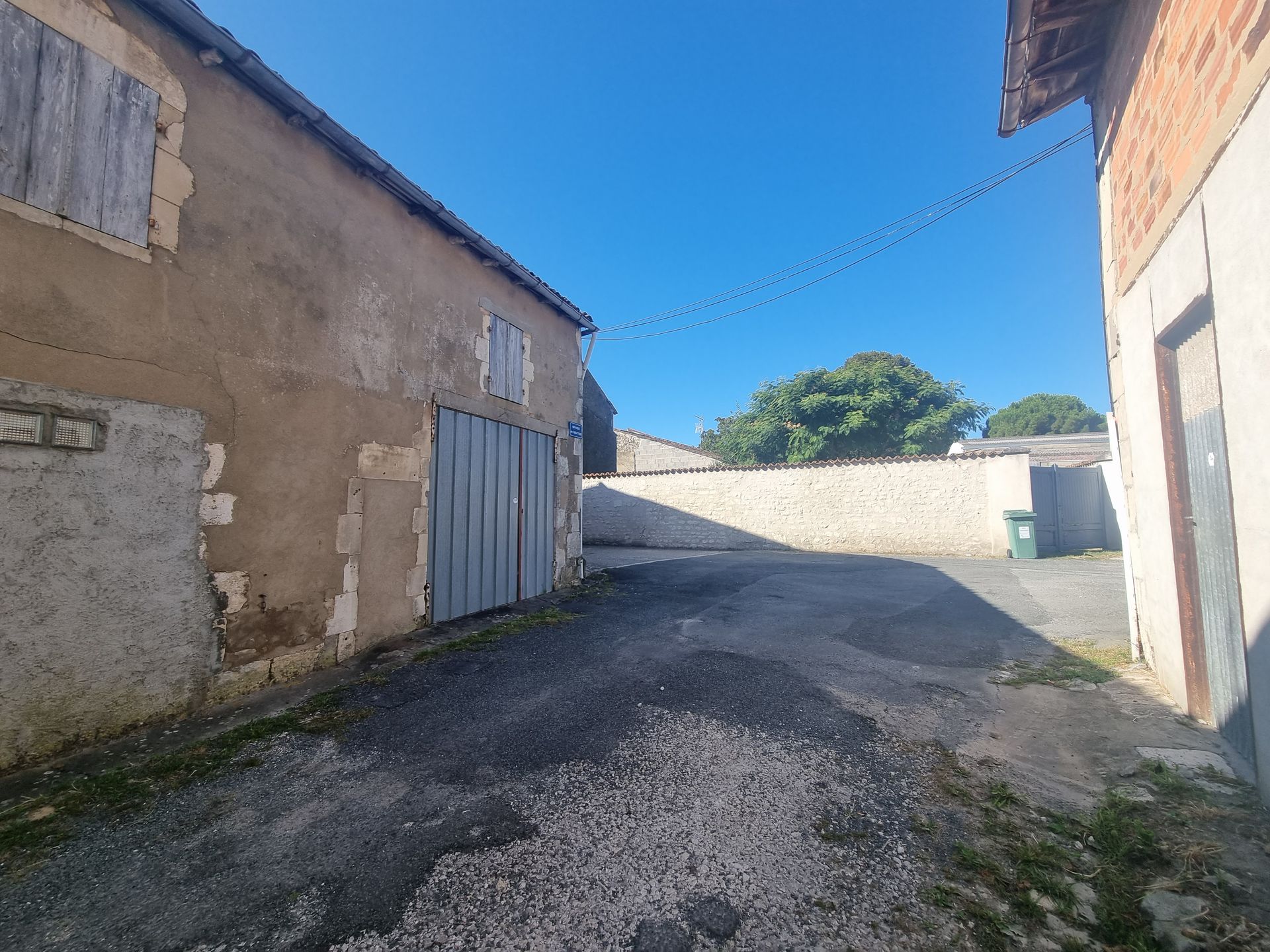 Chemin d'accès au bâtiment