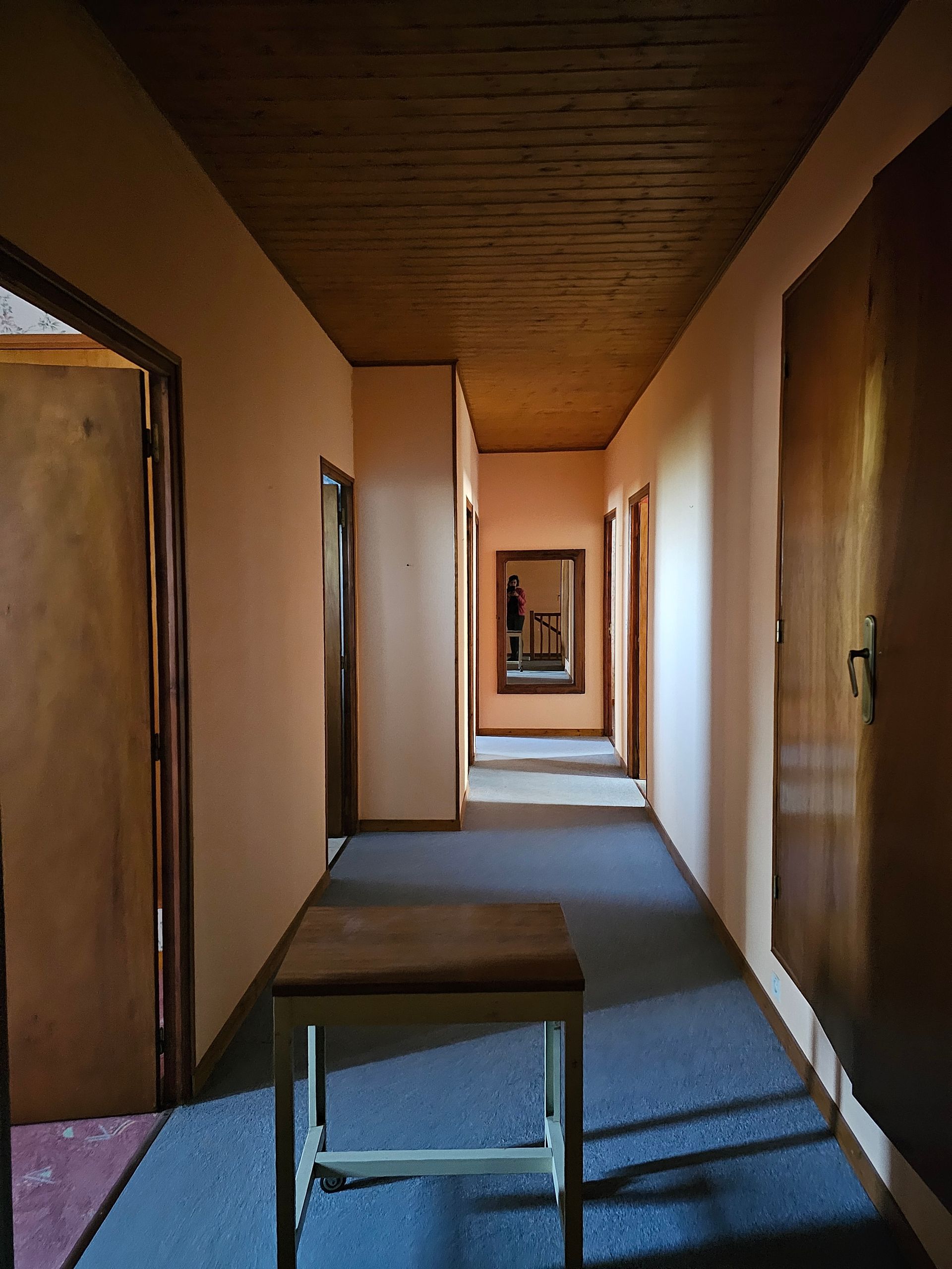 Couloir avec de la moquette bleue