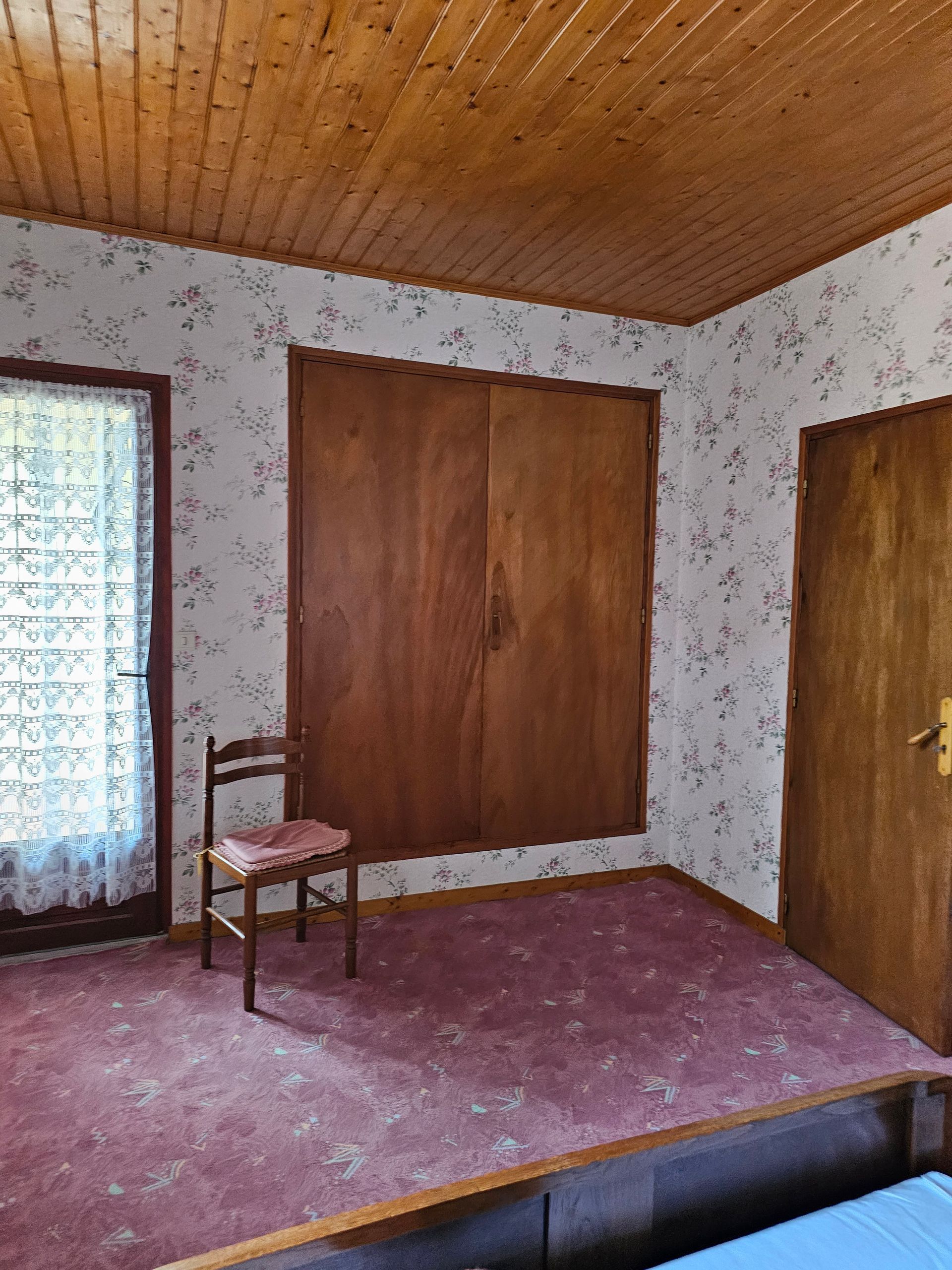 Chambre avec de la moquette mauve