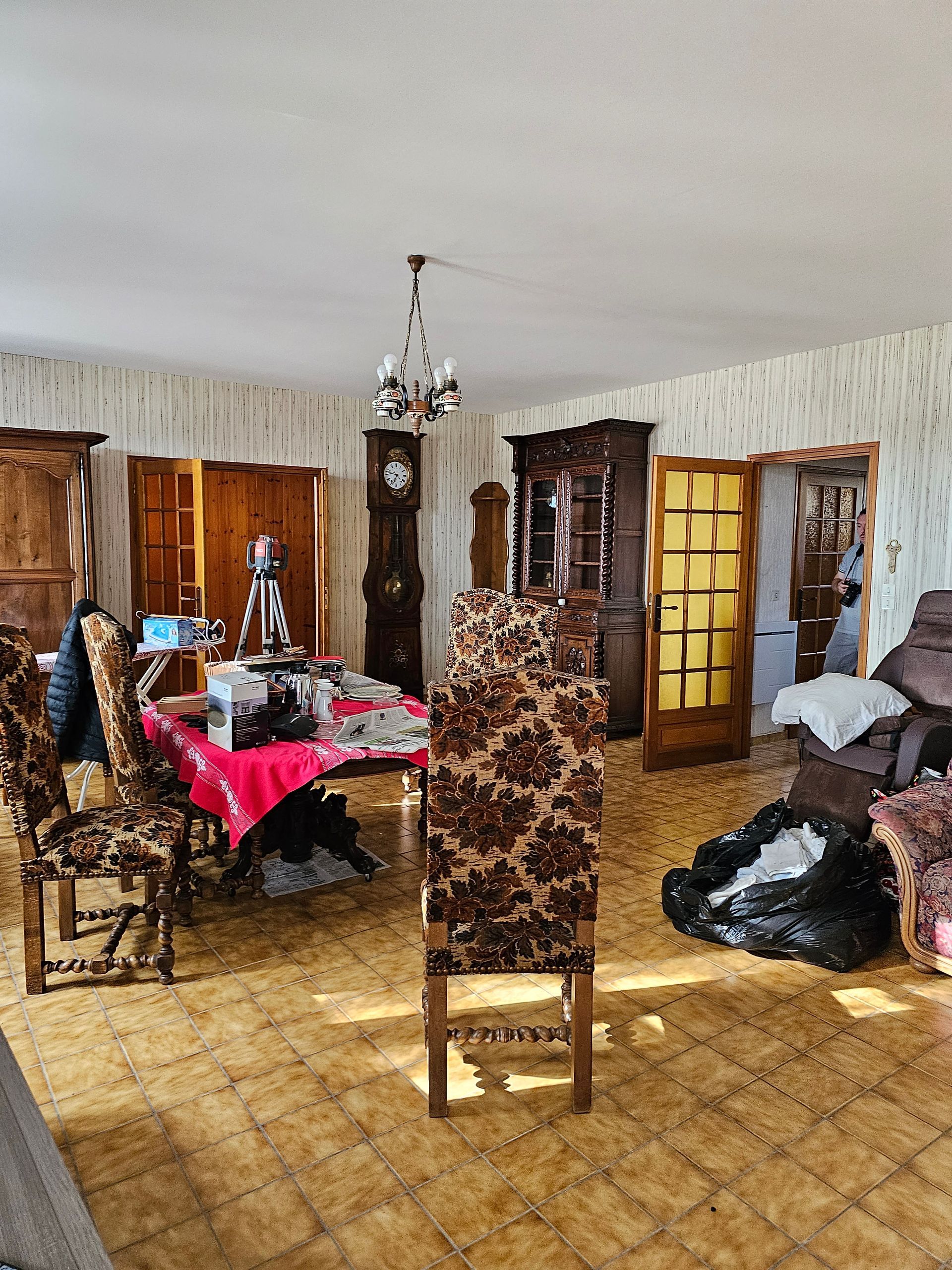 Salle à manger avec de grands meubles en bois
