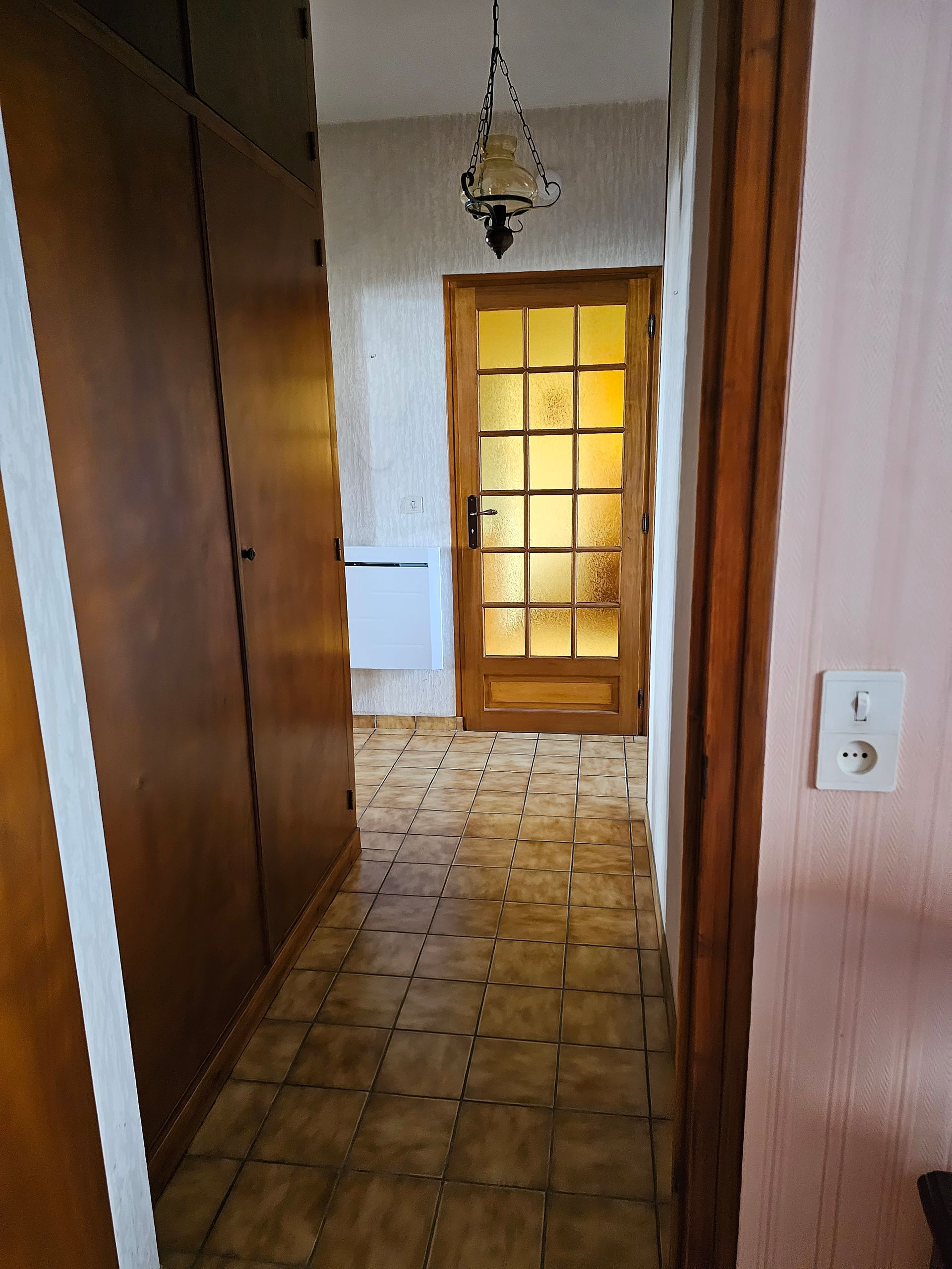 Porte vitrée au fond d'un couloir