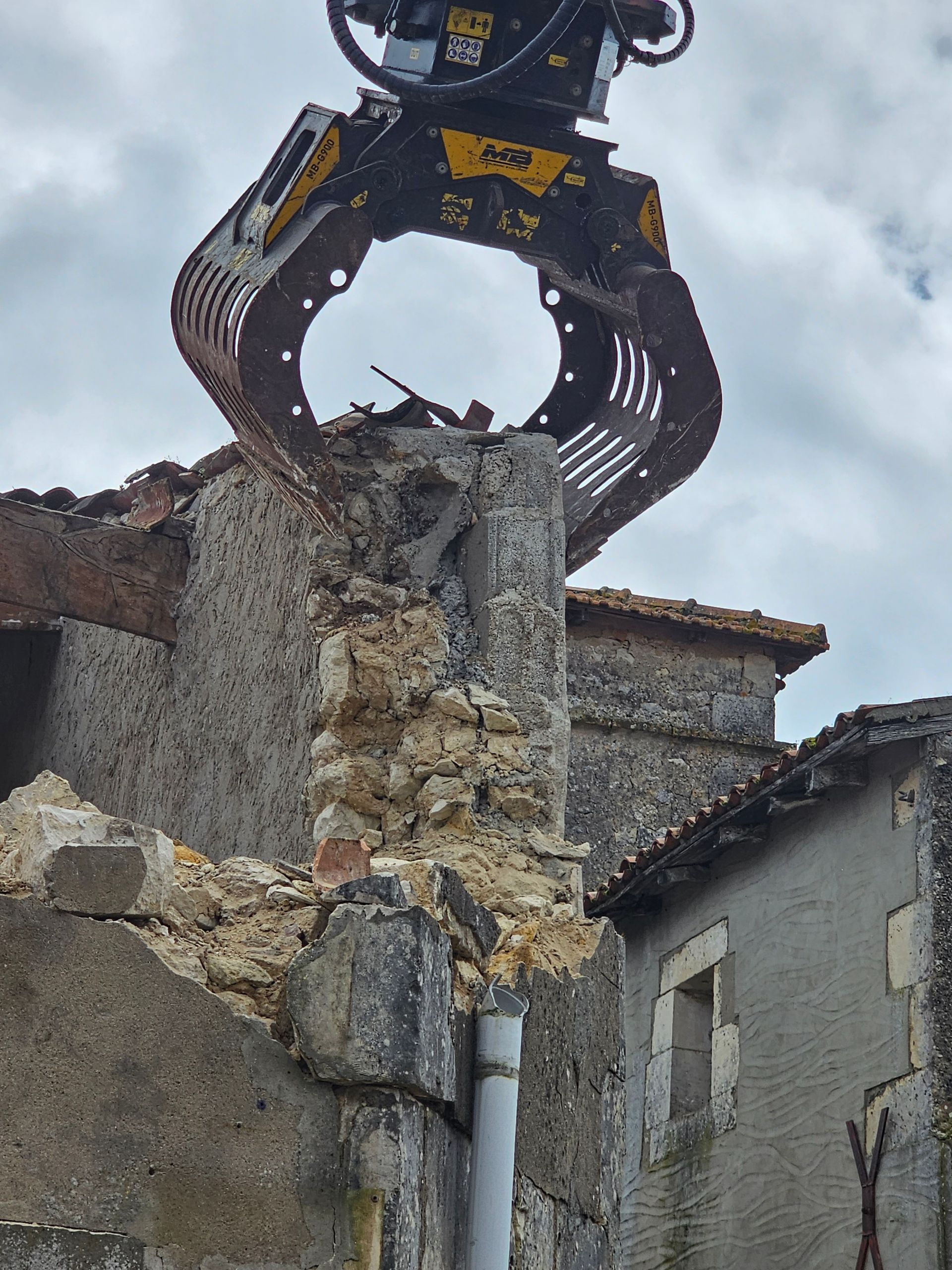 Grappin en train de casser un mur