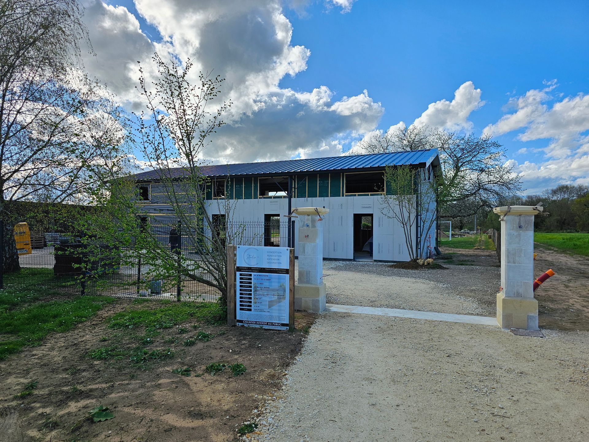 Entrée d'une parcelle avec une maison