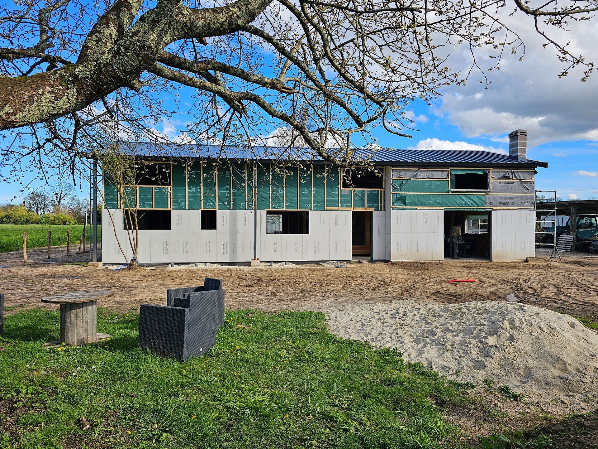 Devant d'une maison en construction
