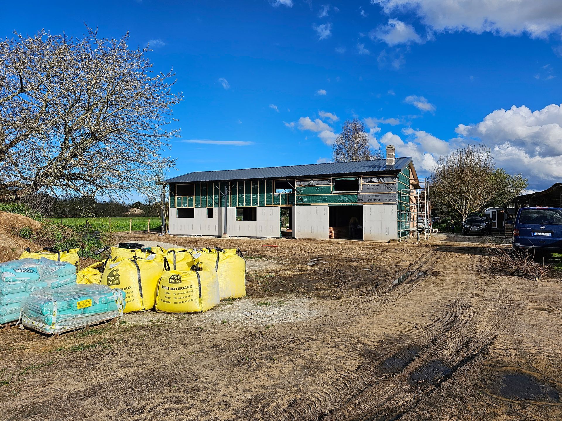 Construction d'une maison avec plusieurs big bag de matériaux