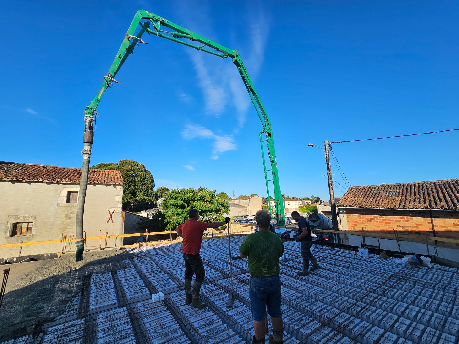 Des hommes en train de couler une chape de béton