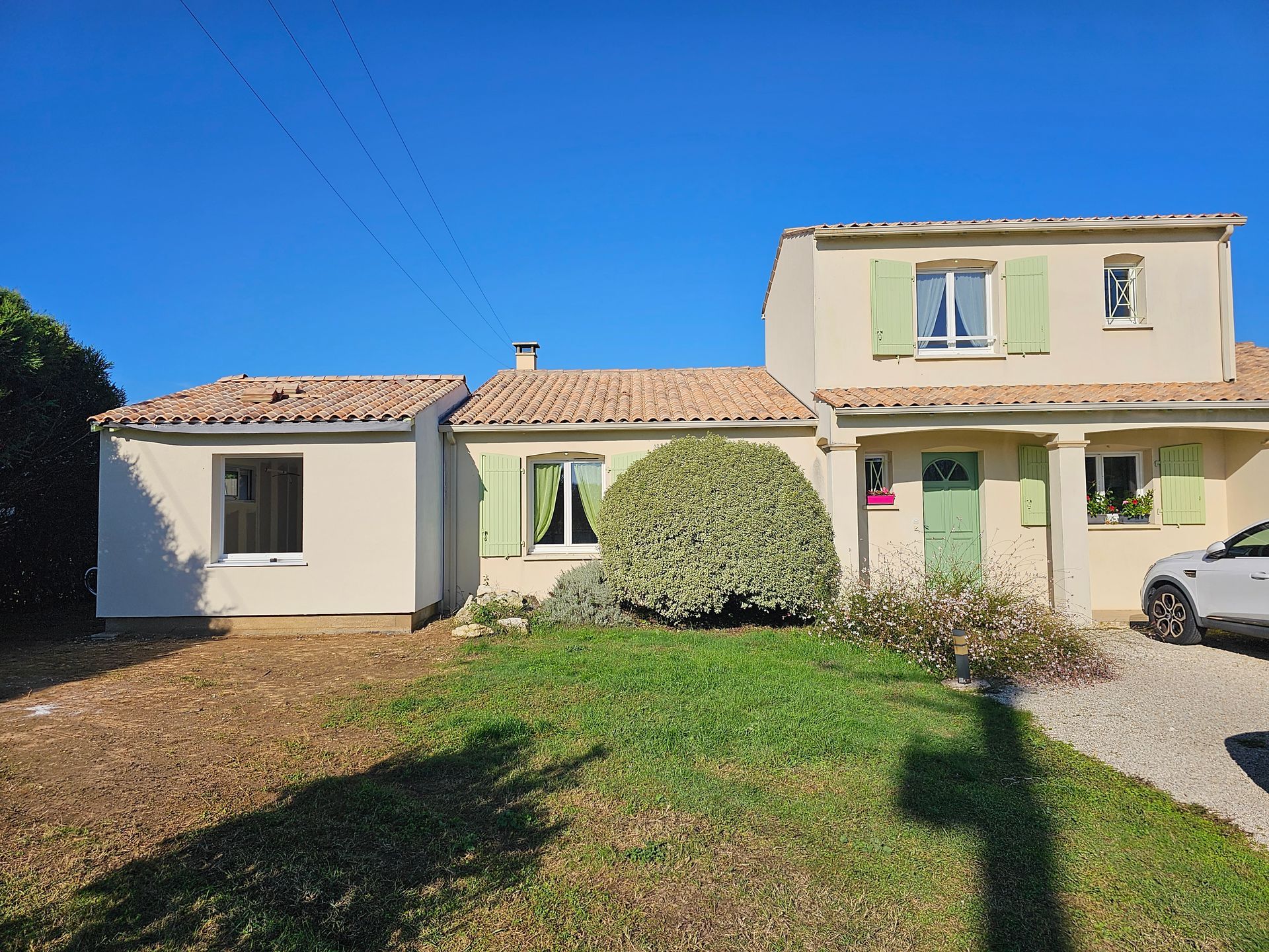 Façade de la maison avec l'extension