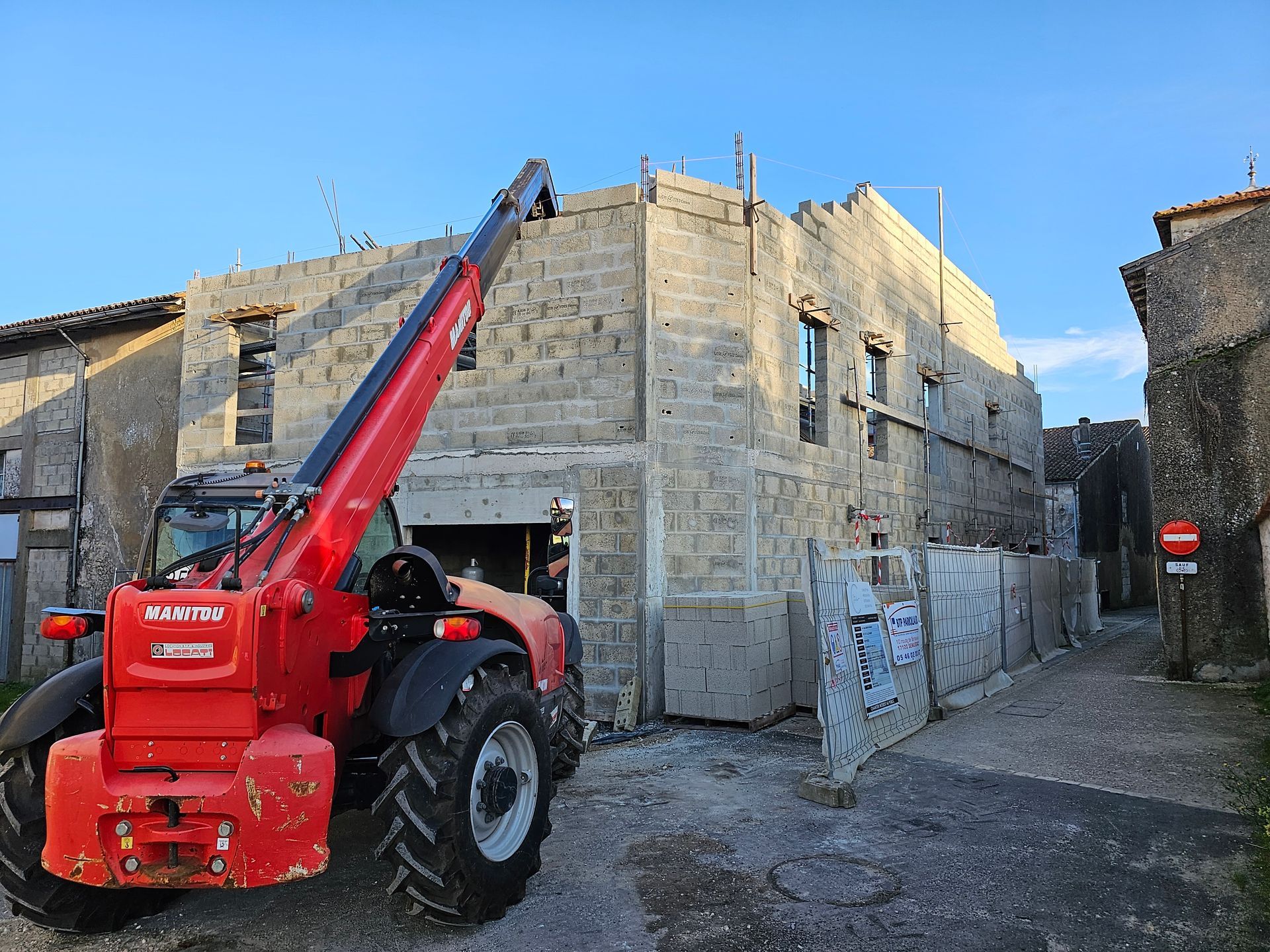 Chariot télescopique en train de livrer des matériaux